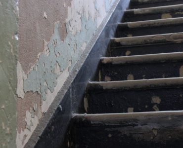 Vue sur la peinture de l’escalier et du mur qui s’effrite