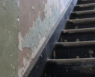 Vue sur la peinture de l’escalier et du mur qui s’effrite