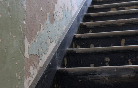 Vue sur la peinture de l’escalier et du mur qui s’effrite