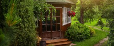 Une cabane en bois dans la forêt