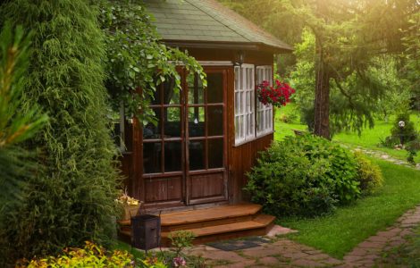 Une cabane en bois dans la forêt