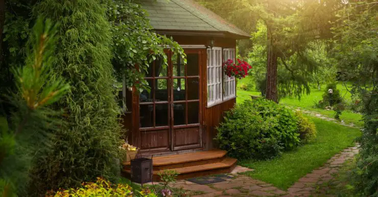 Une cabane en bois dans la forêt