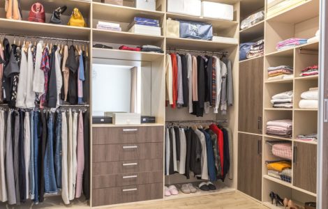 Un grand dressing avec des vêtements bien rangés