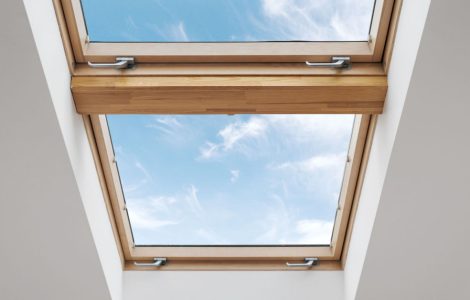 Vue sur une fenêtre de toit vitrée avec cadre en bois