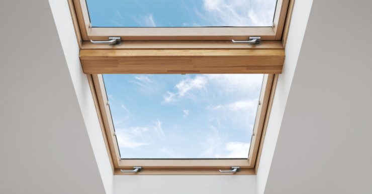 Vue sur une fenêtre de toit vitrée avec cadre en bois