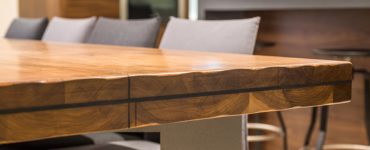 Gros plan sur un coin de table en bois massif