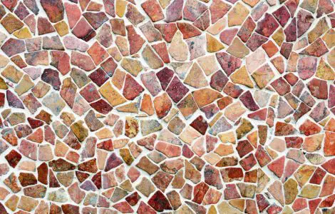 Focus sur les détails d’un sol en mosaïque de différentes couleurs