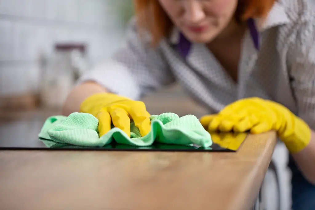 Un bon entretien quotidien est essentiel pour garder des plaques propres et brillantes