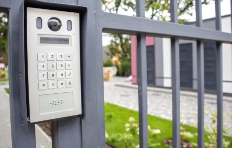 Zoom sur l'interphone d'un portail d'entrée en métal