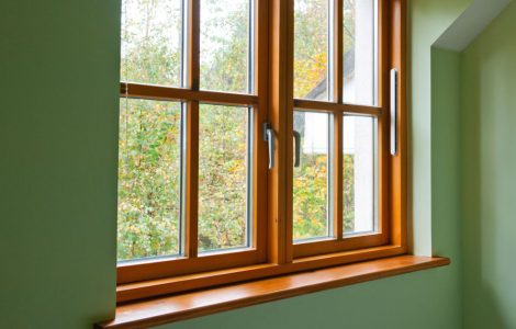 Vue sur une fenêtre en bois vitrée