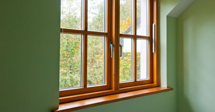Vue sur une fenêtre en bois vitrée