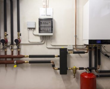 Une pièce où se trouve une chaudière à gaz