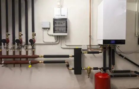 Une pièce où se trouve une chaudière à gaz