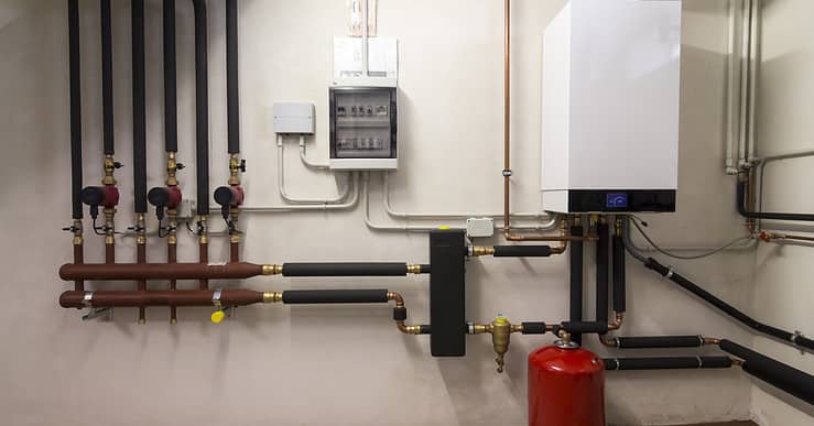 Une pièce où se trouve une chaudière à gaz