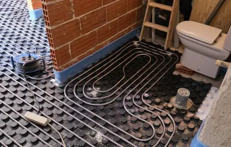 Chantier d'installation d'un chauffage au sol