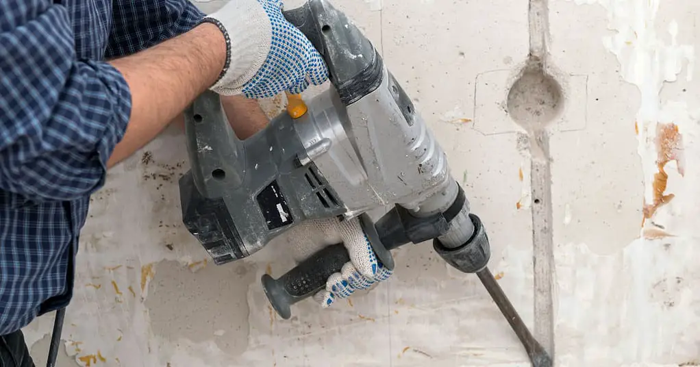 Réaliser une saignée dans un mur.