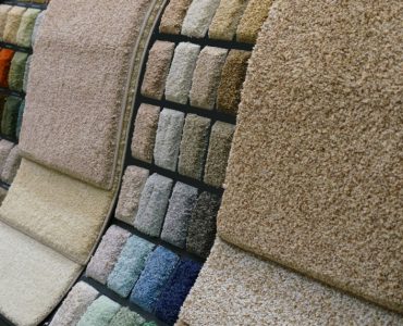 Plusieurs échantillons de tapis colorés dans un magasin