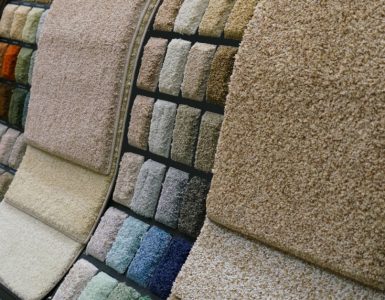 Plusieurs échantillons de tapis colorés dans un magasin