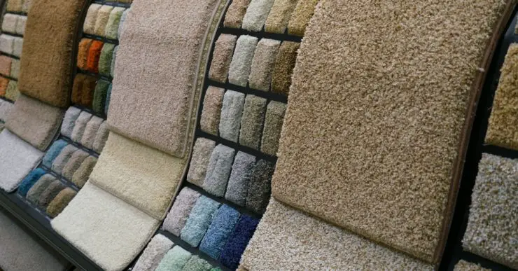 Plusieurs échantillons de tapis colorés dans un magasin