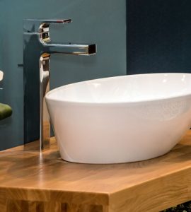 Gros plan sur un lavabo moderne blanc et le robinet