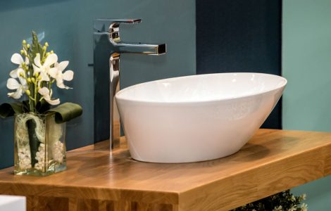 Gros plan sur un lavabo moderne blanc et le robinet