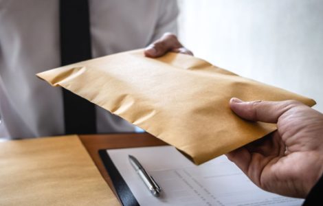 Un homme d'affaires reçoit de l'argent dans une enveloppe