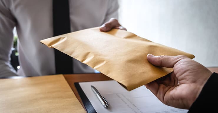 Un homme d'affaires reçoit de l'argent dans une enveloppe