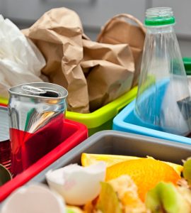 Des déchets triés dans des bacs de couleurs différentes