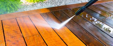 Zoom sur le nettoyage d’une terrasse en bois avec un nettoyeur à haute pression