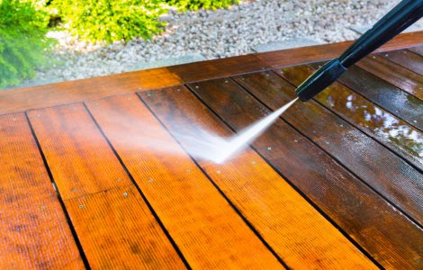 Zoom sur le nettoyage d’une terrasse en bois avec un nettoyeur à haute pression