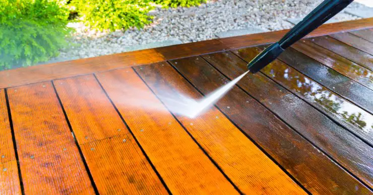 Zoom sur le nettoyage d’une terrasse en bois avec un nettoyeur à haute pression