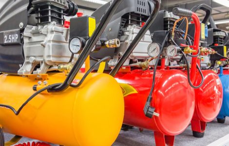 Différents compresseurs à air au choix dans un magasin