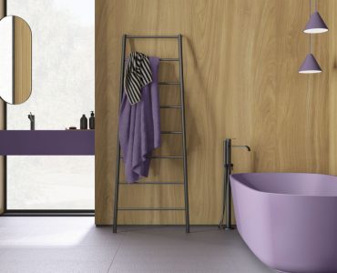 Salle de bains moderne avec murs en bois et baignoire de couleur violet