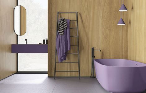 Salle de bains moderne avec murs en bois et baignoire de couleur violet