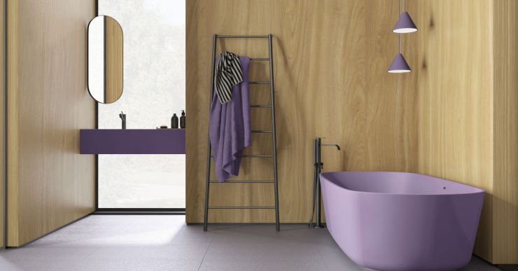 Salle de bains moderne avec murs en bois et baignoire de couleur violet