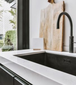 Évier encastré dans un plan de travail blanc