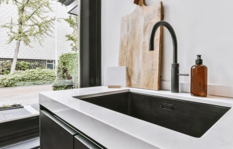 Évier encastré dans un plan de travail blanc