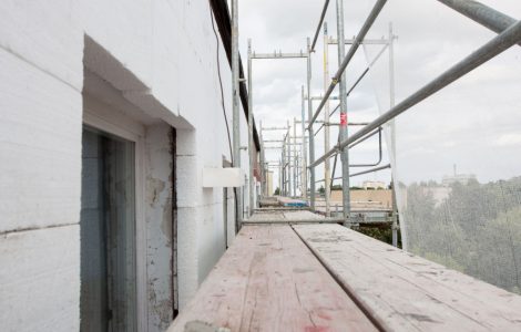 Un échafaudage monté sur un bâtiment blanc