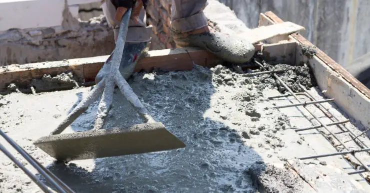 Travaux de construction d'une dalle en béton armé