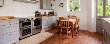 Cuisine style cottage avec sol carrelé en terre cuite