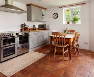 Cuisine style cottage avec sol carrelé en terre cuite