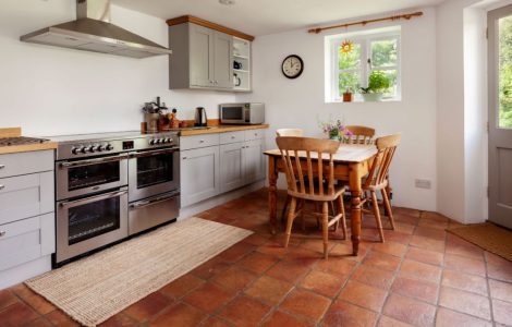 Cuisine style cottage avec sol carrelé en terre cuite