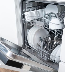 Un lave-vaisselle rempli et ouvert