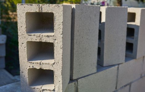 Construction d'un mur en parpaings