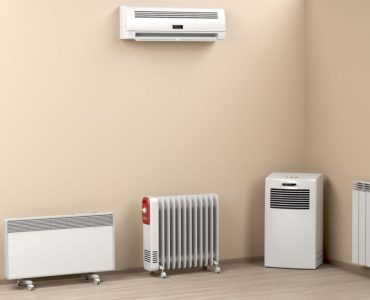 Différents types de chauffage électriques domestiques dans une pièce vide