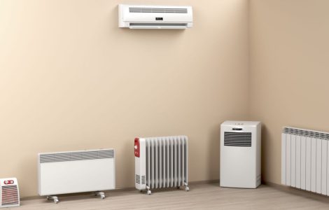 Différents types de chauffage électriques domestiques dans une pièce vide