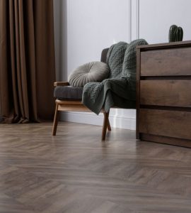 Une chaise et un meuble en bois posés dans un salon en parquet