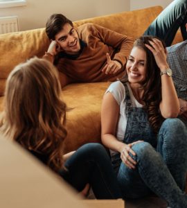 Un groupe d'amis vient d'emménager et ils s'assoient par terre