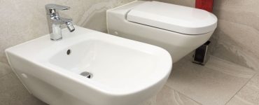 Gros plan sur le bidet et le WC de la salle de bain