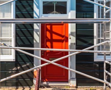 Echafaudage installé sur la façade avant d'une maison